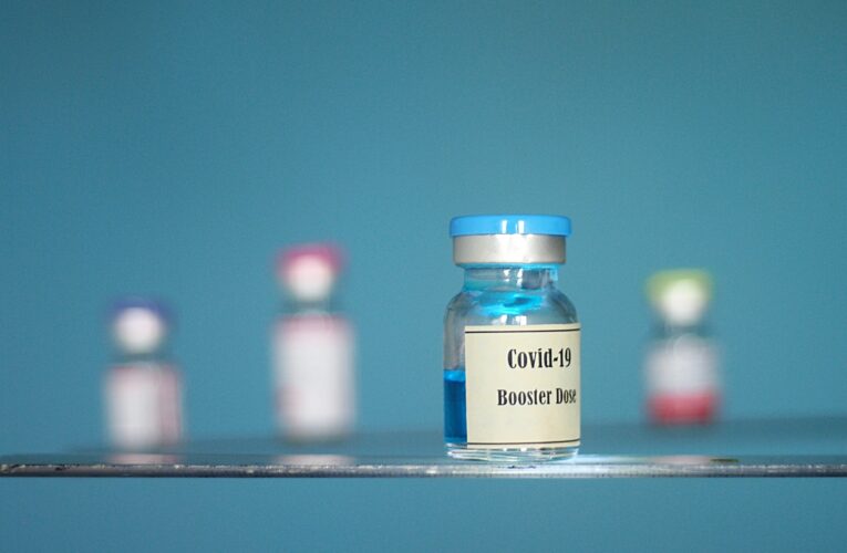 Doses de reforço da vacina COVID-19 serão oferecidas a todos os adultos até final de janeiro