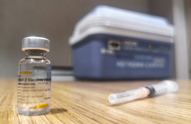 Terceira dose da vacina protege contra hospitalizações, mesmo após descoberta da Ômicron