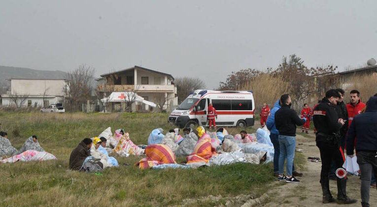 Itália confirma ao menos 43 mortes após barco com refugiados afundar